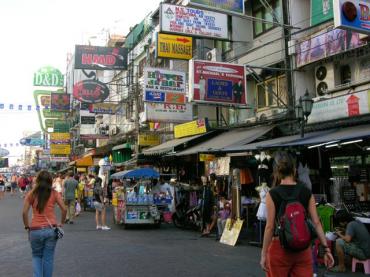 Bangkocká ulice plná obchodů, restaurací a barů
