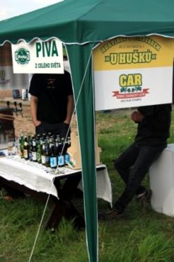 Maskovaní muži z hradecké pivní prodejny Pivoňka nabízeli kromě lahvových specialit ze světa i bělečského Cara