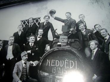 První majitel pivovaru od předání od rodu Kolowratů, pan Mikš Jan, muž s čepicí v ruce (zemřel v roce 1972)