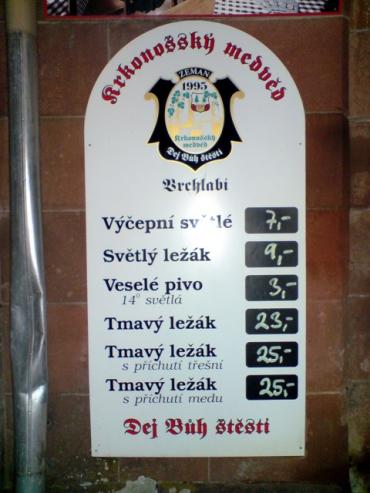 Ceny piva v Konírně (to není vandalismus, číslice nejspíš umazal některý z předchozích nespokojených pivařů...)