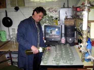 Nalévání degustačních vzorků Lachouta, piva z produkce zdejšího školního pivovárku