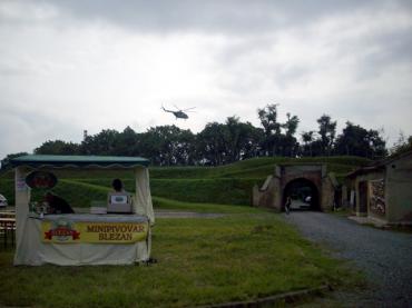Stánek pivovaru z Leskovce a vzlet vojenského vrtulníku z nedalekého hřiště