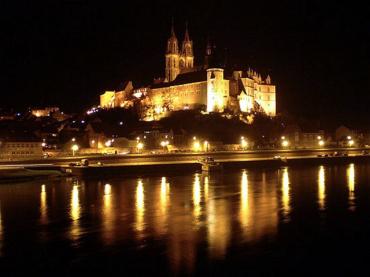Noční panoráma hradního vrchu s gotickým dómem z mostu přes Labe