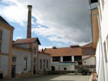 Vlevo původní provoz, dnes muzeum, v průčelí nová varna