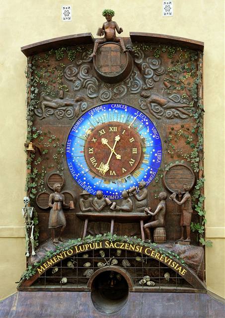 Unikátní orloj s chmelařskými motivy oslavuje pivo a odbíjí hodiny v Žatci